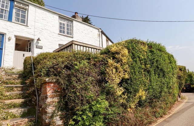WATERSIDE COTTAGE, pet friendly, character holiday cottage in Truro