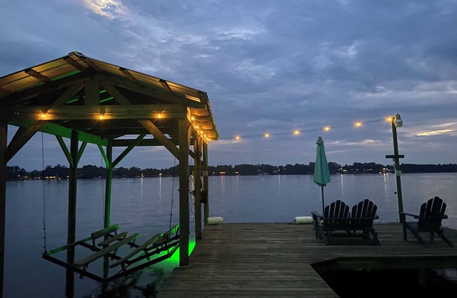Waterside Cottage with private dock and boat ramp