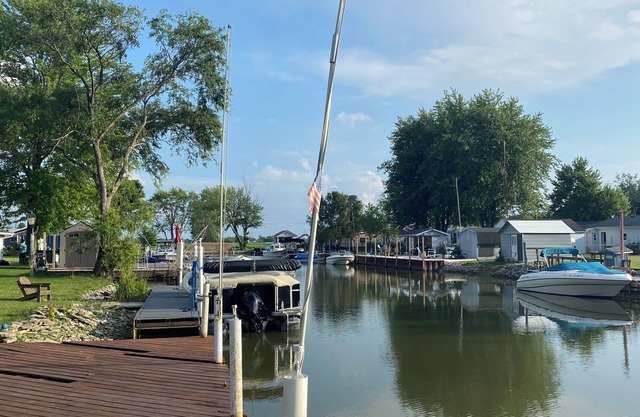 Waterside Retreat! Canal front, family friendly, big yard, boat access