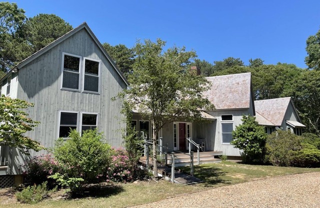 Waterview Farm Contemporary Island Home Walk to Beach and Farm Neck Golf Club