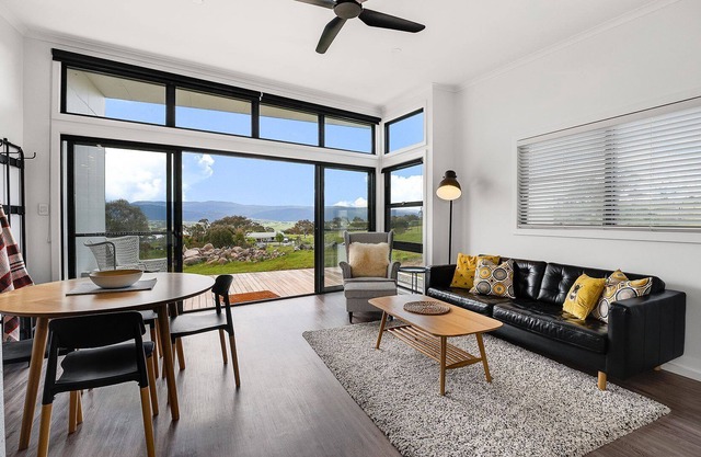 Wattle Eco Lodge at Peak View Farm