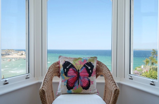 Waves End, St Ives. Amazing Views, Hot tub & private parking for 2 cars.