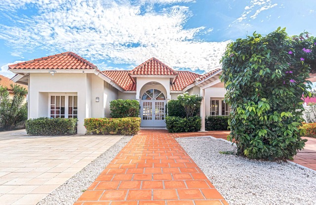 Wayaca Retreat: 4BR 3BA, Private pool, renovated, close to beaches, quiet area.