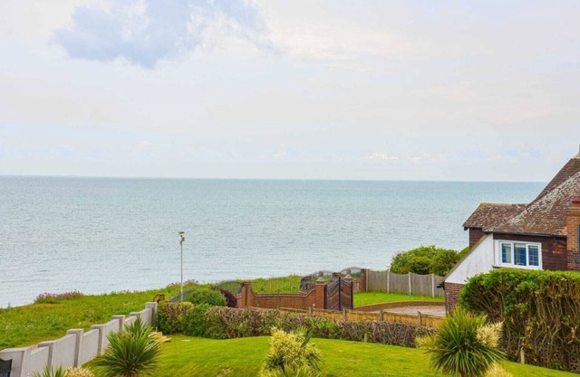 WAYFARERS REST Amazing sea view! Private estate on seafront.