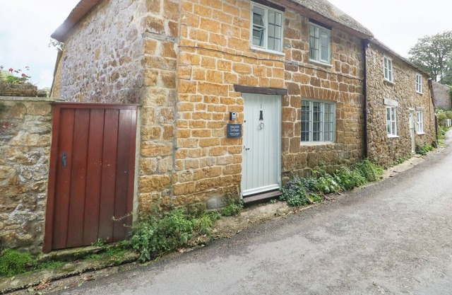 WAYSIDE, pet friendly, character holiday cottage in Beaminster