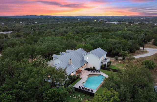 Wedding-Ready Getaway | Pool, Games & Minutes to Willy’s Ranch
