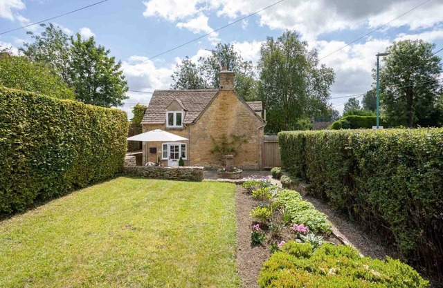 WEIR COTTAGE, family friendly, with open fire in Bourton-On-The-Water