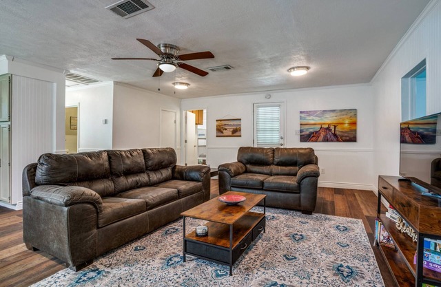 Welcome Extended Stays Lake Getaway: Cozy Retreat with Fire Pit, Games & Marinas, Choctaw Casino!