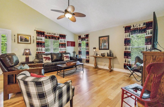 Welcome to “A Beary-Nice Cabin” – A Cozy Getaway in Lake Cumberland Resort