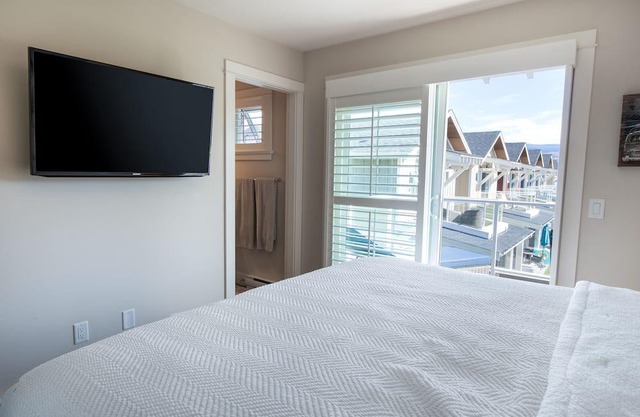 Welcome to OK Cottage @ Stunning Boucherie Beach