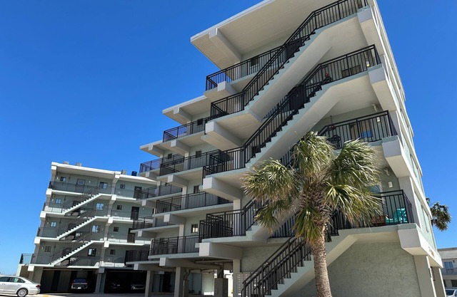 Welcome to Sandpiper Beachfront Condo. Cozy 1-bed in JAX Beach, perfect for couples! Pet-friendly!