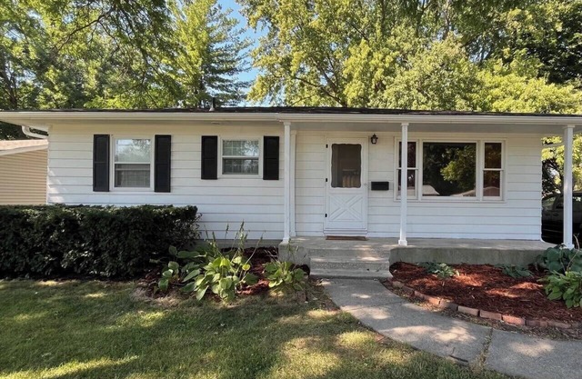 Welcome to the Central Hearth! Charming 3 bd 2 bath. Centrally located Sleeps 8!