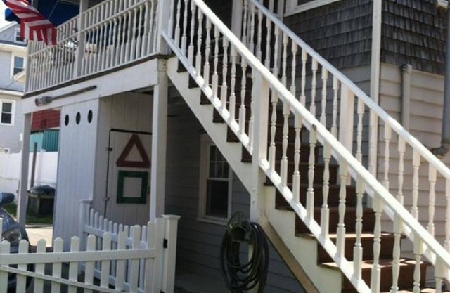 Welcome to this adorable cottage by the sea, clean and pet friendly