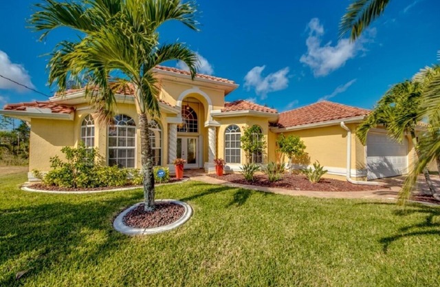 Welcome to Villa Pelican Bay, great location, pool, free WIFI