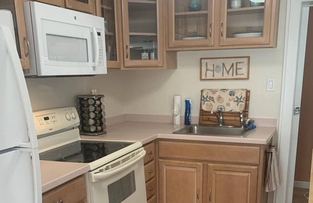 Welcome to your winter getaway - steps away from the private neighborhood beach!