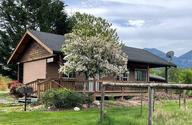 Welcome to your year-round mountain getaway and historic ranch in the foothills of the North Cascades!