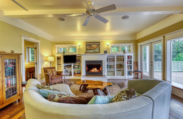 Welcoming Orcas Island home w/bay views and contemporary features