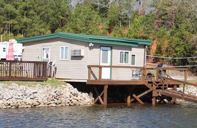 Welcoming retreat with dock & boat ramp - prime lakefront location