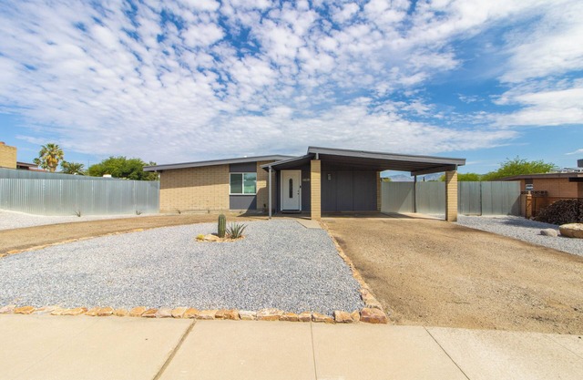 Welcoming to Lincoln Haus, East side Tucson with Fire Pit.