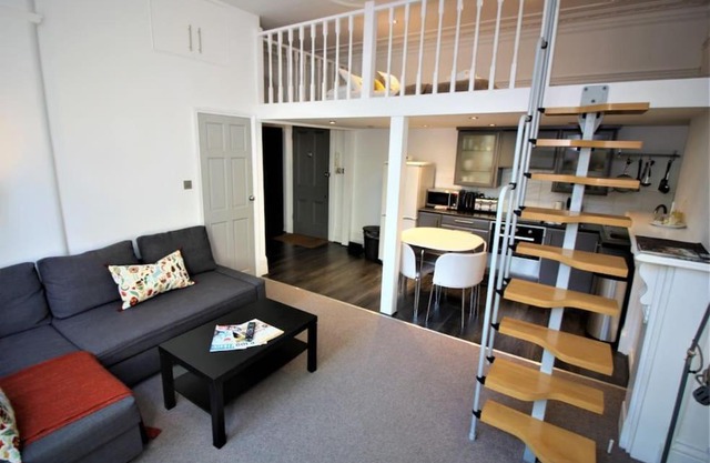 Well Appointed Garden Condo in Kensington Olympia