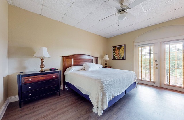 Well-appointed studio with game room, heated pool, sauna, tennis, BBQ, gym, W/D