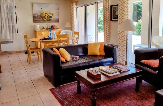 Well-equipped holiday home in a wooded and peaceful Golf course location. With a pool
