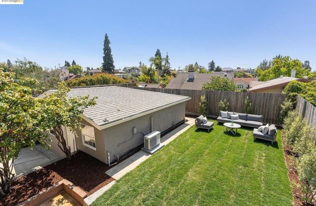 Well-located 1BR cottage with all amenities.
