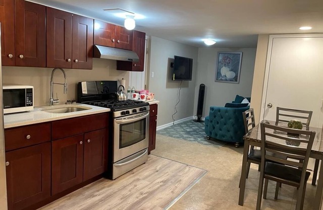 Well maintained 2 bedroom minutes away from JFK airport