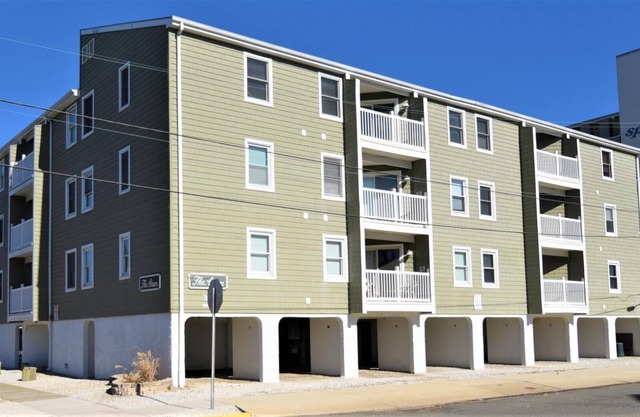 Well-maintained Sea Isle City condo Sleeps 6