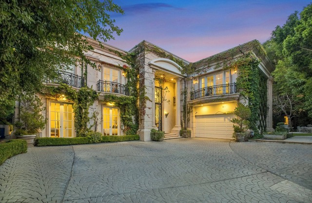 Wendover Mansion - 7BR Neoclassical BH Retreat w/Pool, Near Rodeo