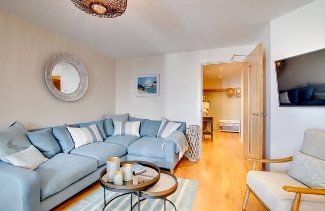 West Bay Watch - Two Bedroom Apartment, Sleeps 4