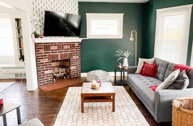 West Cleveland - remodeled Apartment Pets Welcome