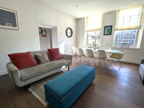 West Pallant Georgian Townhouse in City Centre with Courtyards, BBQ & Log Burners - Dogs Welcome! Chichester Holiday Properties