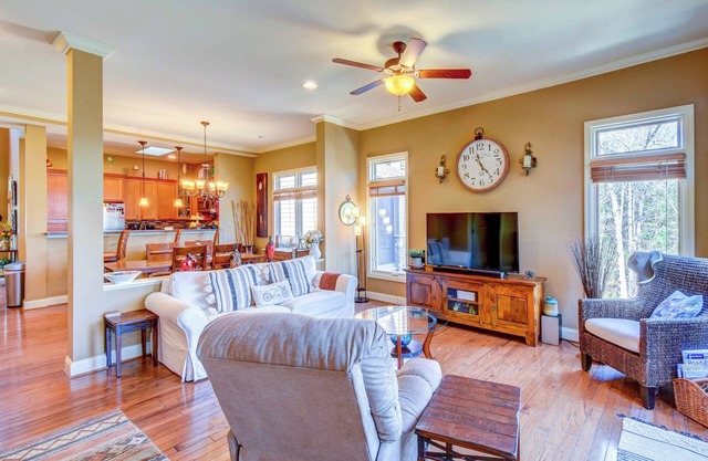 West Union Townhome w/Patio & Lake View