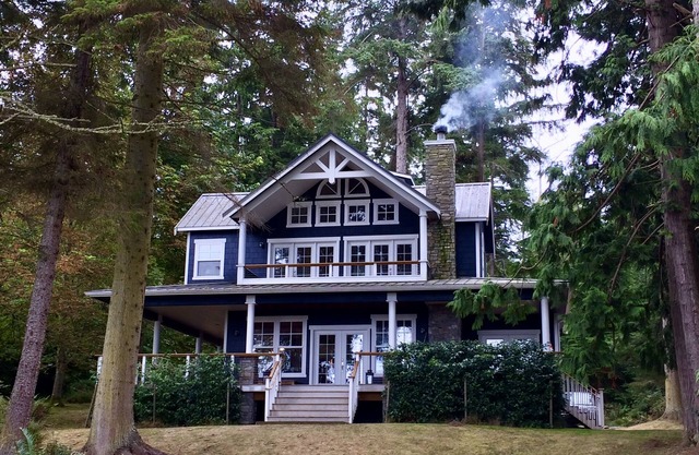 Westside Waterfront View Home - AvantStay | Hottub
