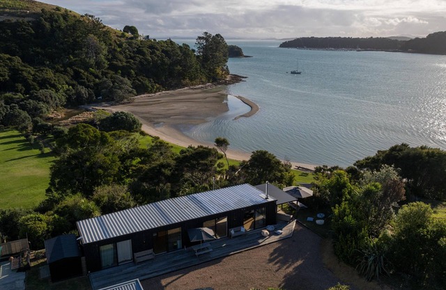 Wharetana Bay Villa - Wharetana Bay Villa is a luxury one-bedroom, one-bathroom villa with an attached one-bedroom, one-bathroom sleepout making the property perfect for two couples or small family groups.