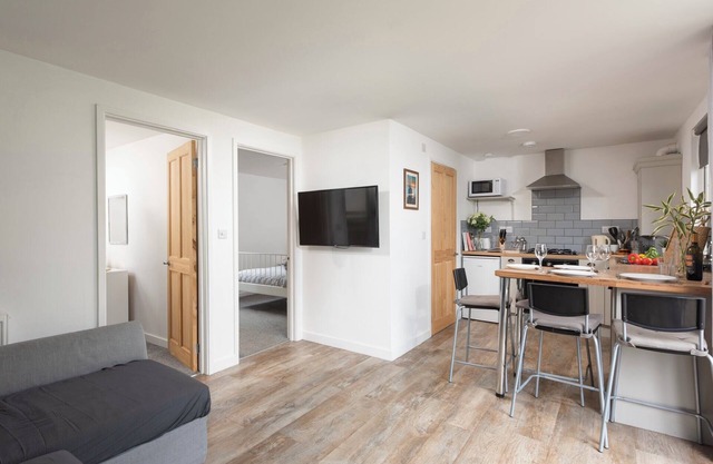 WHEAL PROSPER LODGE, pet friendly, with hot tub in Helston