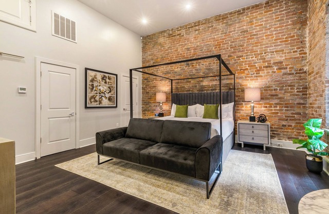 WHERE GLAM MEETS COZY! THE PERFECT PLACE FOR A DOWNTOWN GETAWAY! | The Sazerac