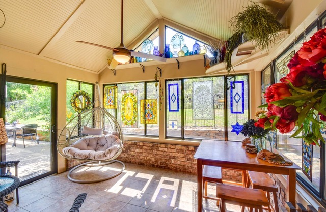 Whimsical Athens Home - 3 Mi to Sanford Stadium