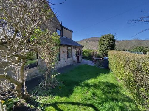 Whimsy by the Peaks, private parking, fenced garden, good walks, pub