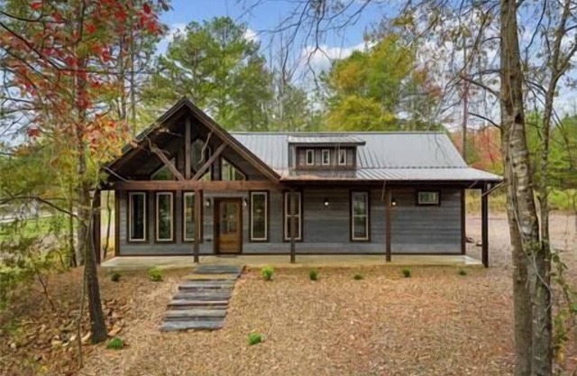 Whispering Oaks · A Luxurious Couples Getaway!