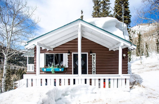 Whispering Pines by Cottonwood Lodging