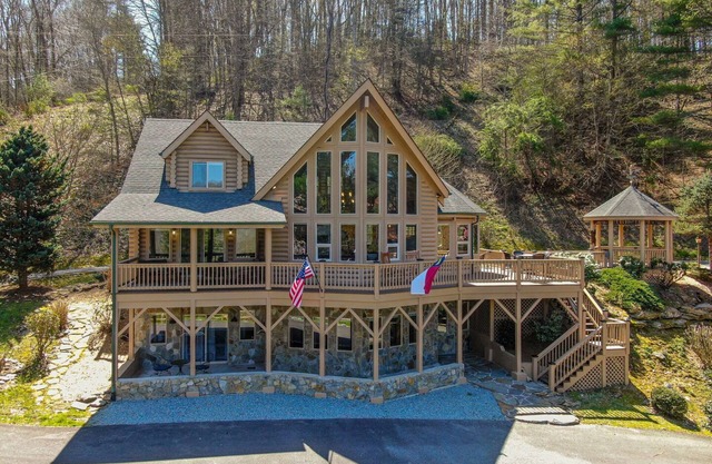 Whispering Willow - 3bd/3.5 bath, hot tub, game tables, views, near original Mast General Store