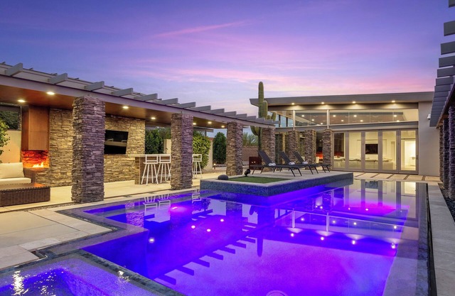 WHISPERING WIND– NEW Luxury Scottsdale Villa w/Beach Entry Pool, Hot Tub, Games & More