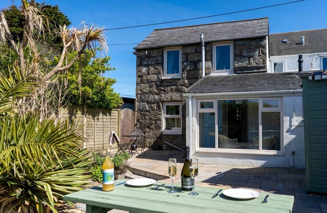 Whistler's Rest, Halsetown - Sleeps 4 with Parking and views of the Moors