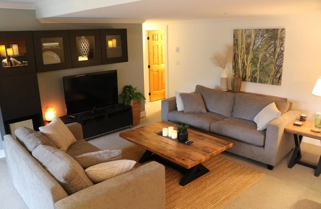 Whistler Village executive 2BD/2.5BR walking distance to everything, hot tub