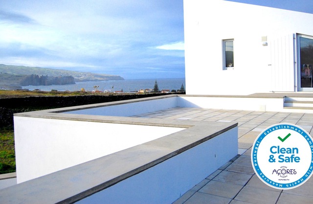 White House - space, comfort and superb views of the mountains and waterfront.