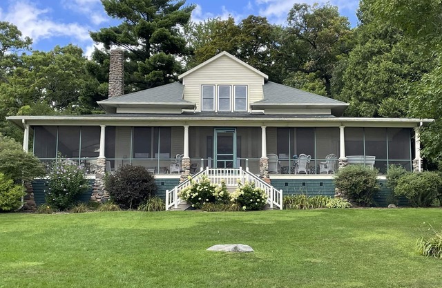 White Oaks-Grand, Air Conditioned Lakefront Home on Green Lake's North Shore