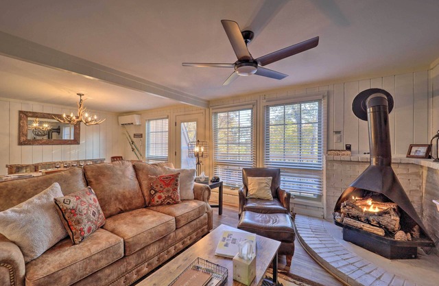 White Tail Retreat w/Shared Hot Tub & Pool Access