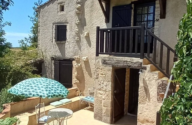 Whole cozy country cottage in South of France.